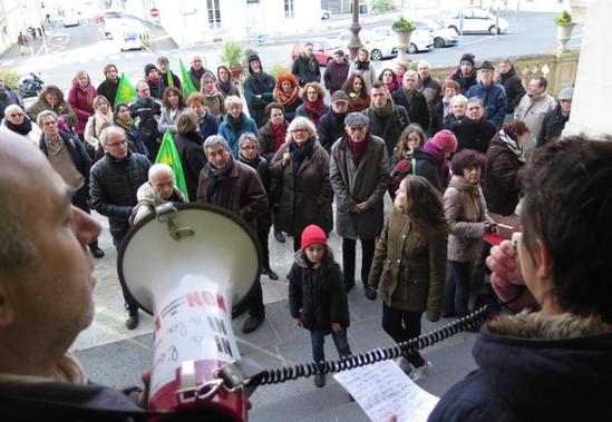 Deux Sèvres, Niort: Les anti-Linky devant l'hôtel de ville